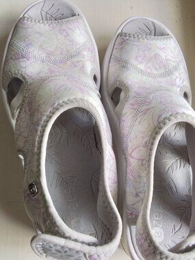 Bzees printed sandals